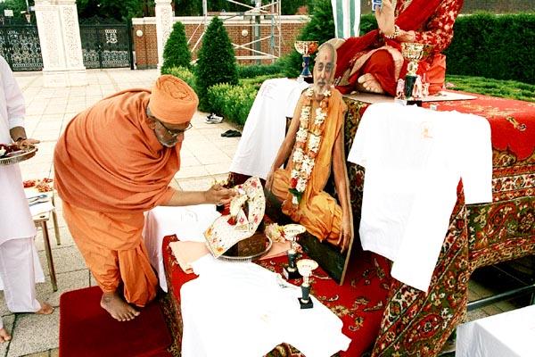 Pujya Atmaswarup Swami performs pujan