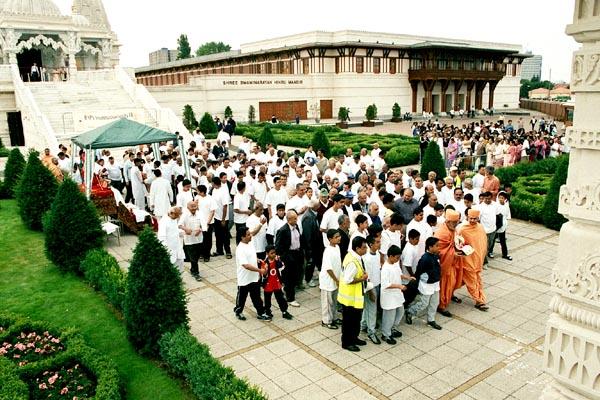 Devotees start the Sponsored Walk from the Shri Swaminarayan Mandir grounds