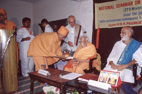 Pujya Yagneshwar Swami honors the distinguished scholars (from right): Mahamahopadyay N. S. Ramanujatatacharya, Bangalore; Paramhans Parivrajkacharya Yatiraj Jeer Swami, Melukote,Karnatak; Dr. Prabhakar Apte, Pune