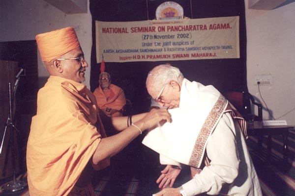 Pujya Yagneshwar Swami honors Dr. P.P. Apte, Pune