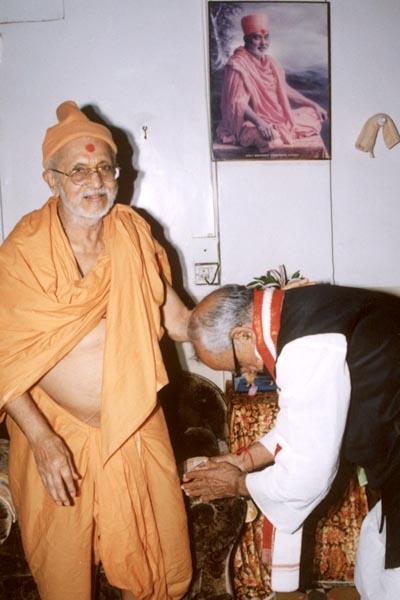 The Governor bows to Pujya Balmukund Swami