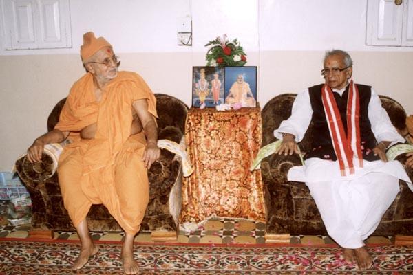 Pujya Balmukund Swami and the Governor