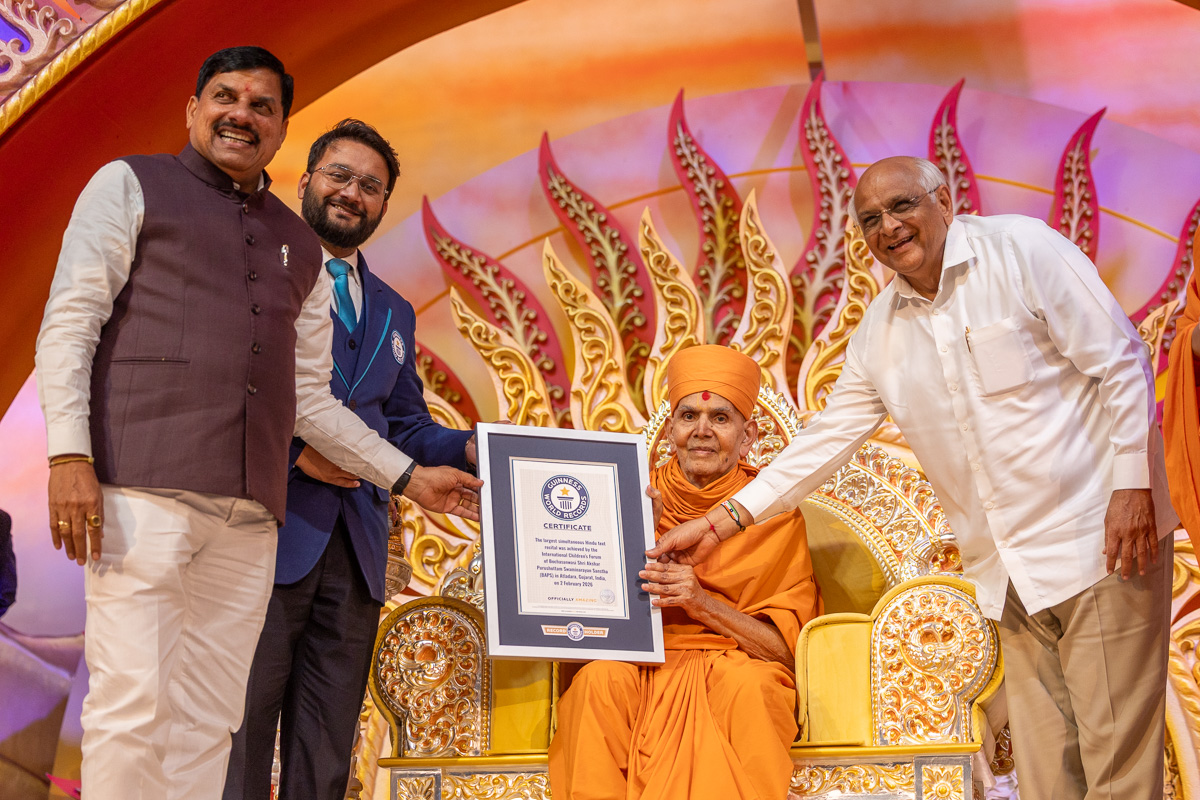 Shri Swapnil Dangarikar, Shri Bhupendrabhai Patel and Shri Mohan Yadav, present a Guinness World Record certificate to Swamishri
