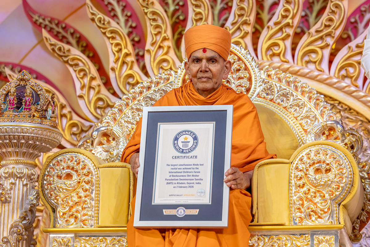 Swamishri displays the Guinness World Record certificate