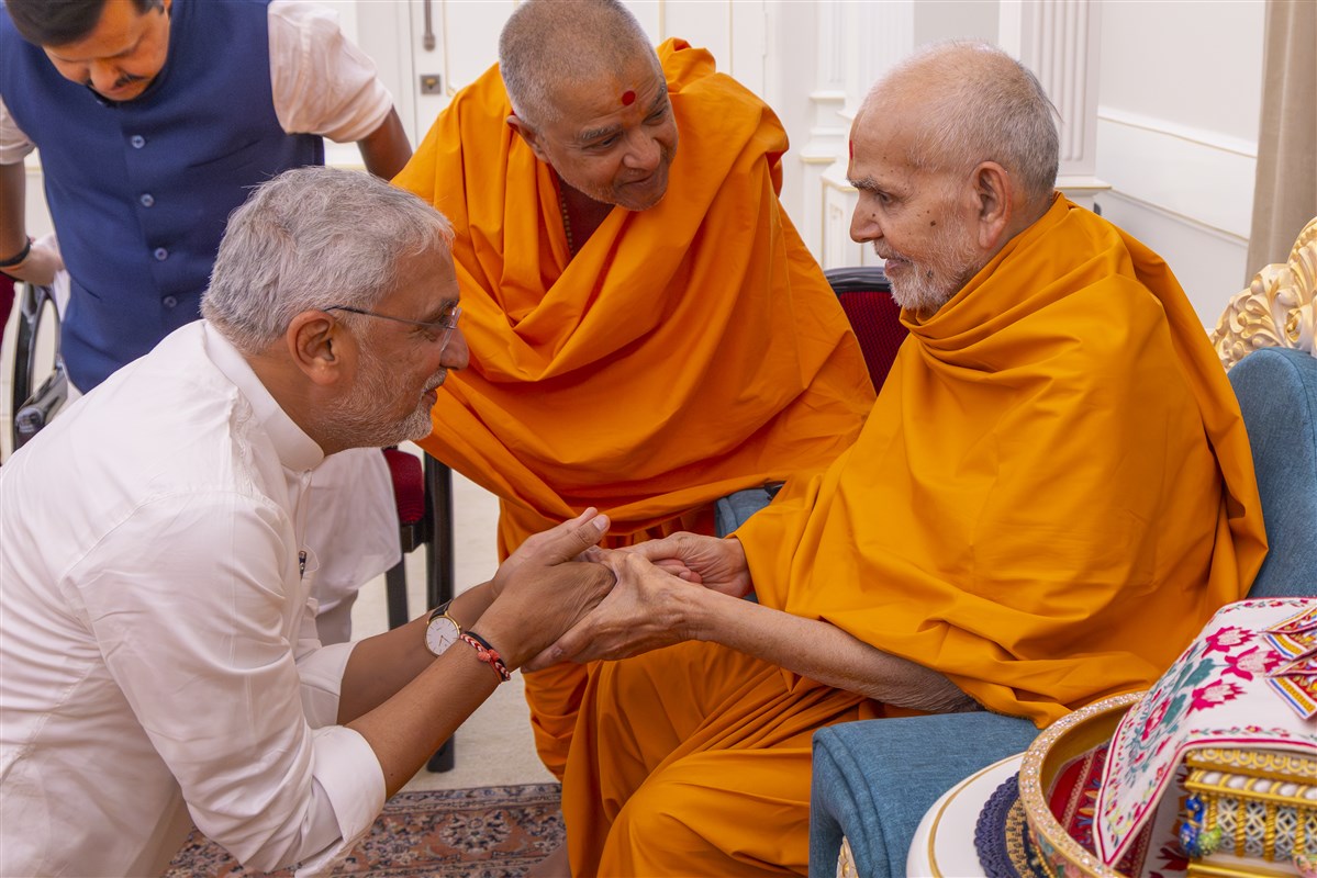 Shri Jagdish Vishwakarma meets Mahant Swami Maharaj