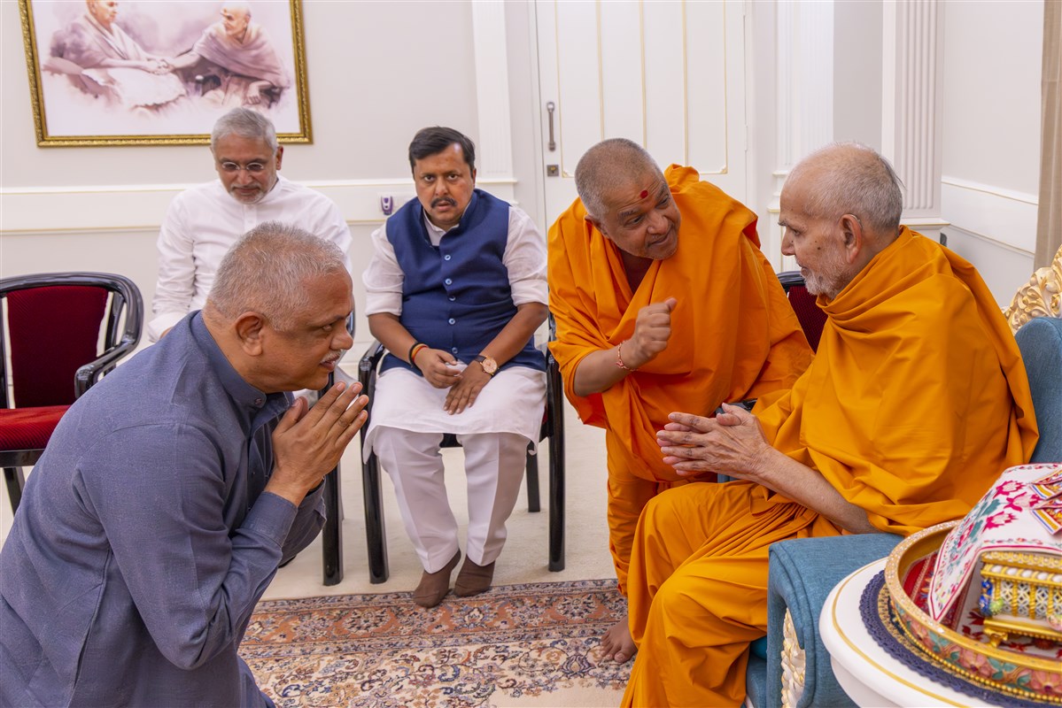 Shri B.L. Santhosh meets Mahant Swami Maharaj