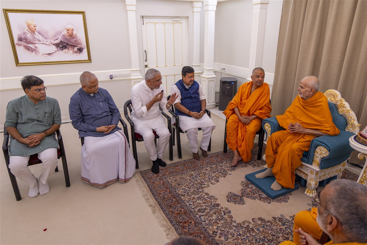 Shri Jagdish Vishwakarma in conversation with Mahant Swami Maharaj