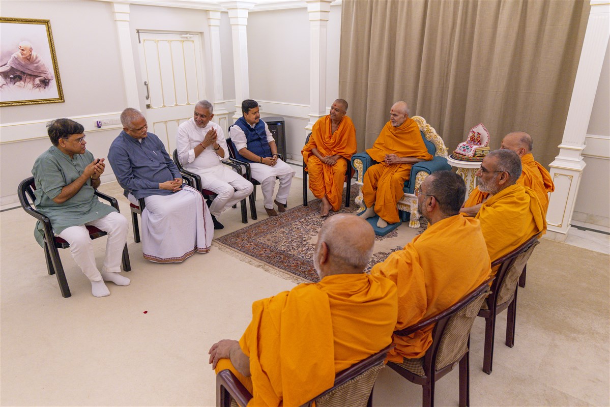 Shri Ratnakarji in conversation with Mahant Swami Maharaj
