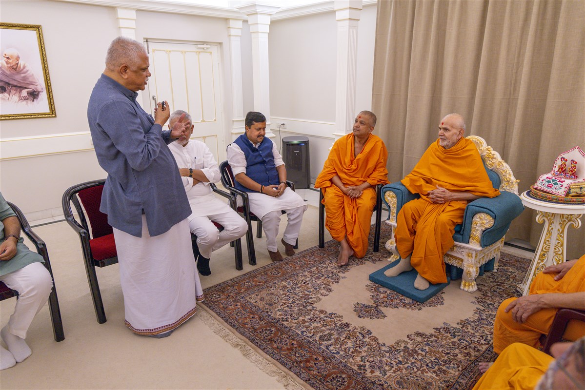 Shri B.L. Santhosh in conversation with Mahant Swami Maharaj