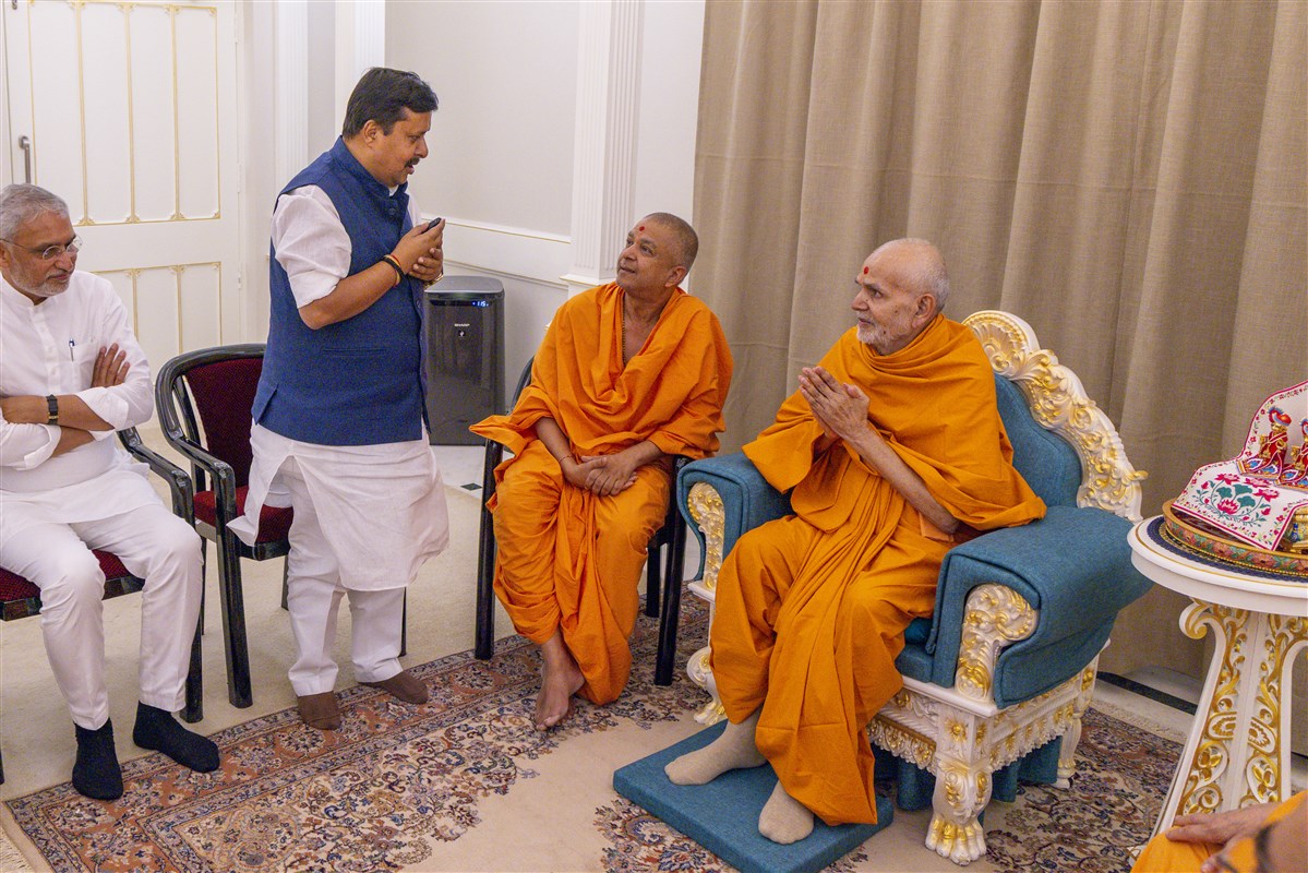Shri Nitin Navin in conversation with Mahant Swami Maharaj