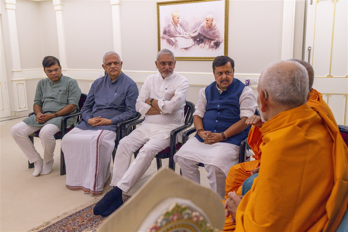 Dignitaries in conversation