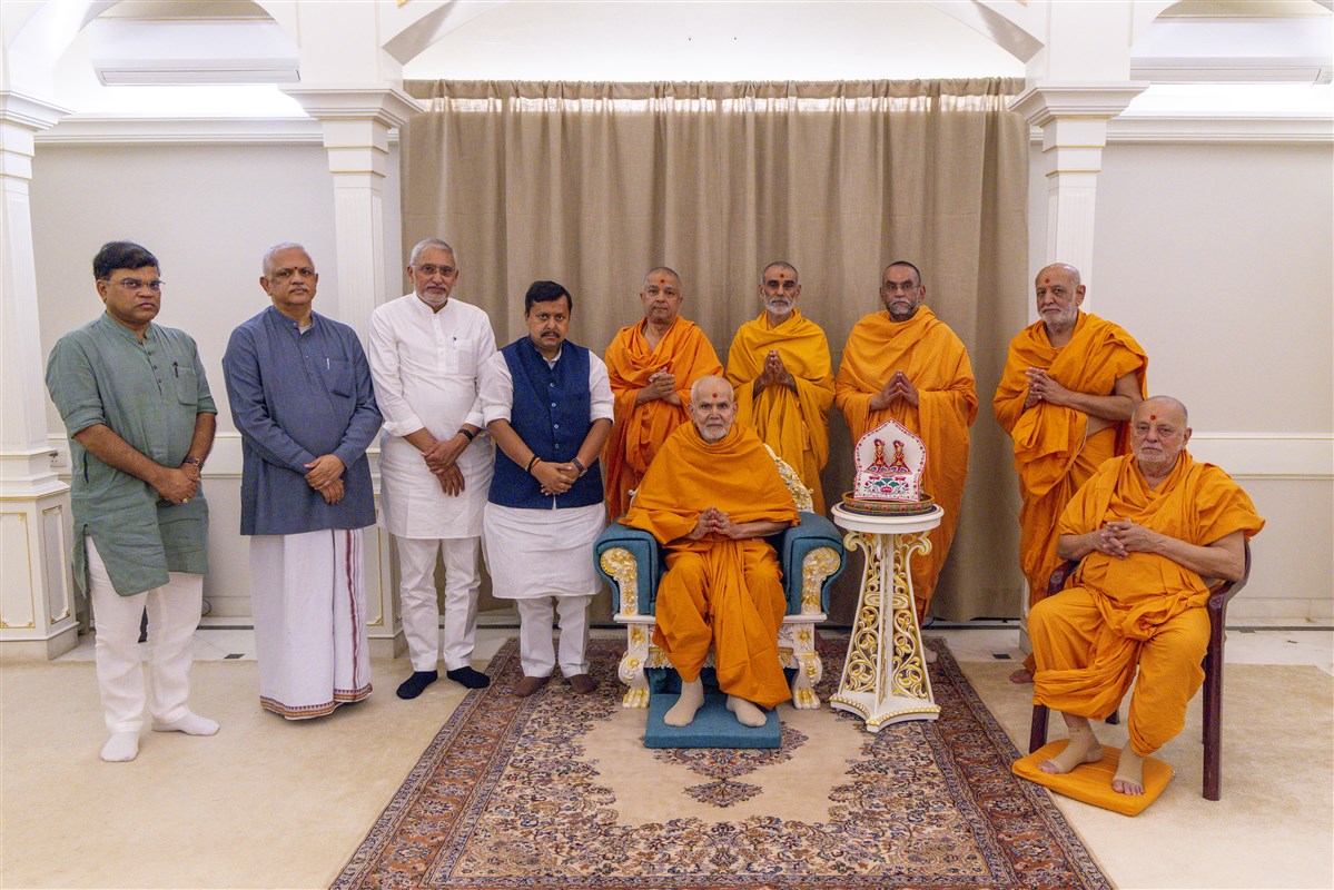 Dignitaries with Mahant Swami Maharaj and senior swamis