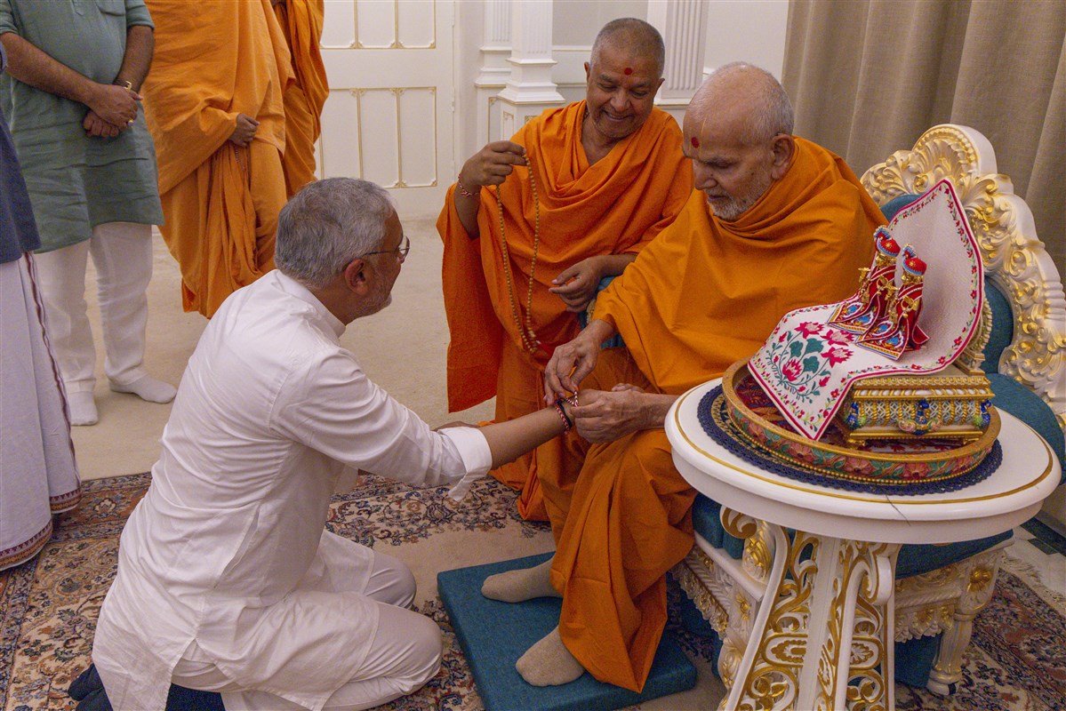 Swamishri ties a nadachhadi to Shri Jagdish Vishwakarma