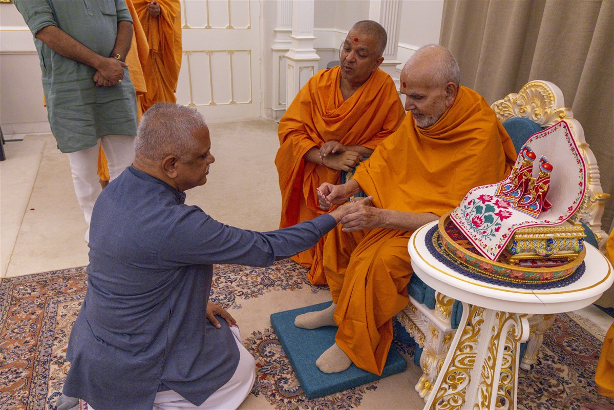 Swamishri ties a nadachhadi to Shri B.L. Santhosh