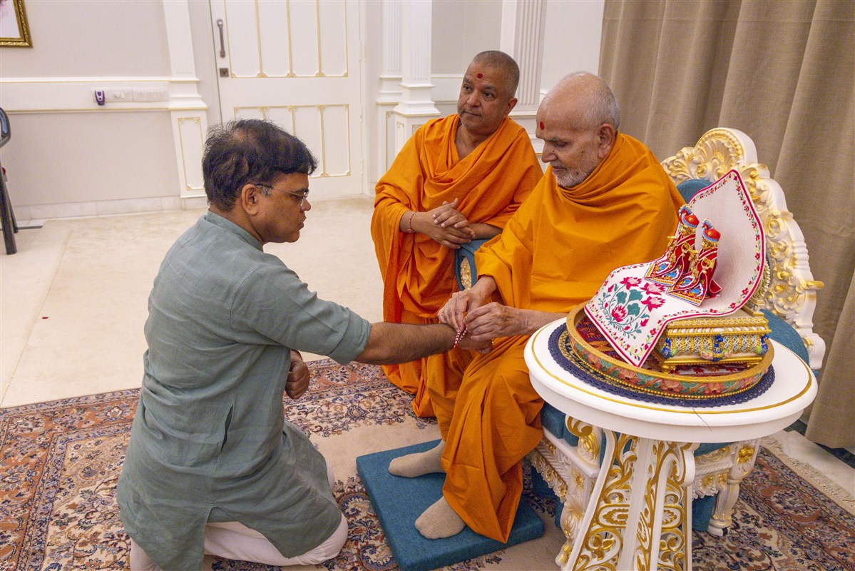 Swamishri ties a nadachhadi to Shri Ratnakarji