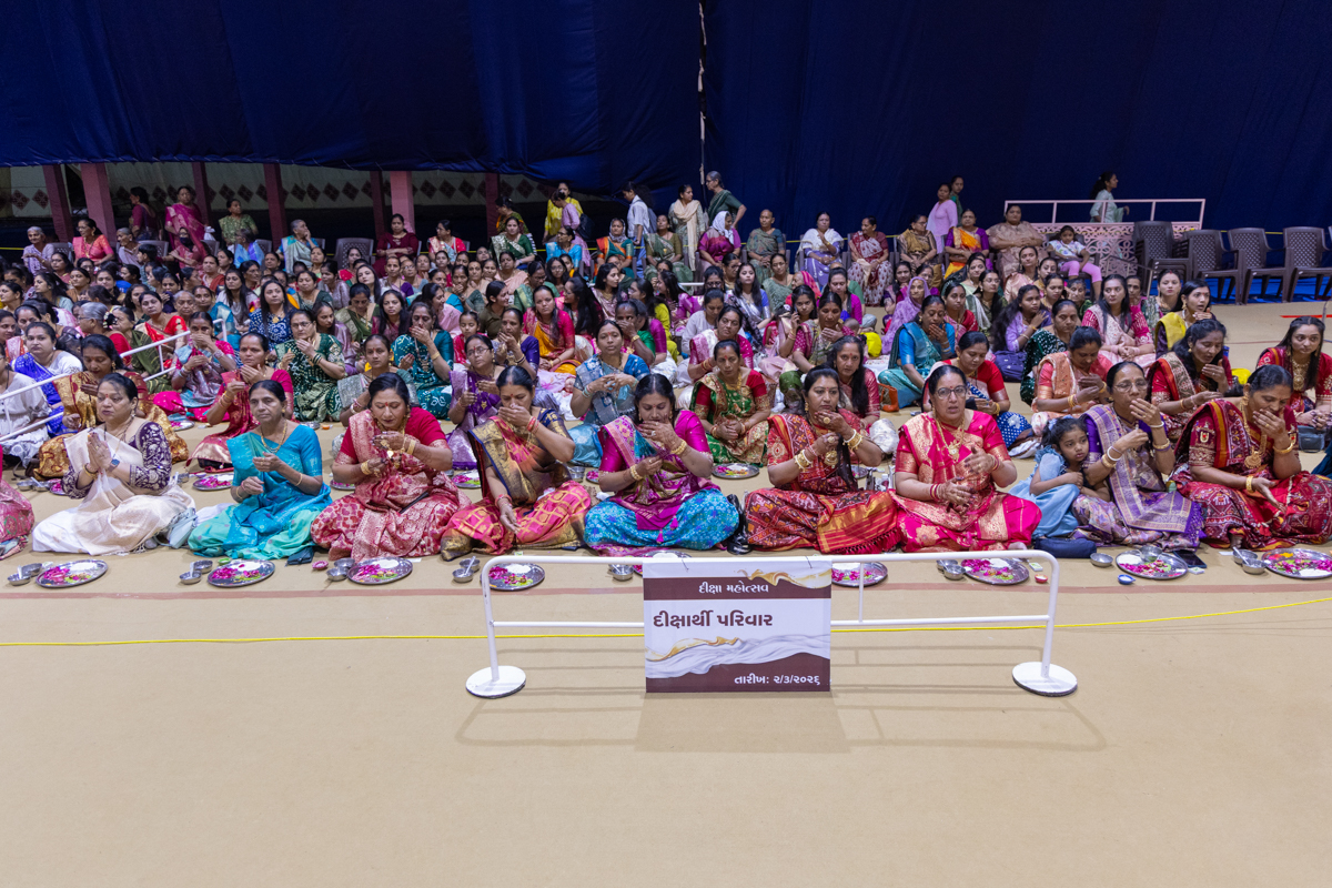 Mothers of sadhaks perform the mahapuja rituals