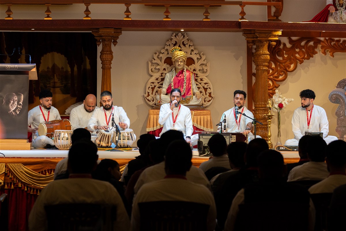 The kirtan team began the shibir by singing the dhun and prarthana