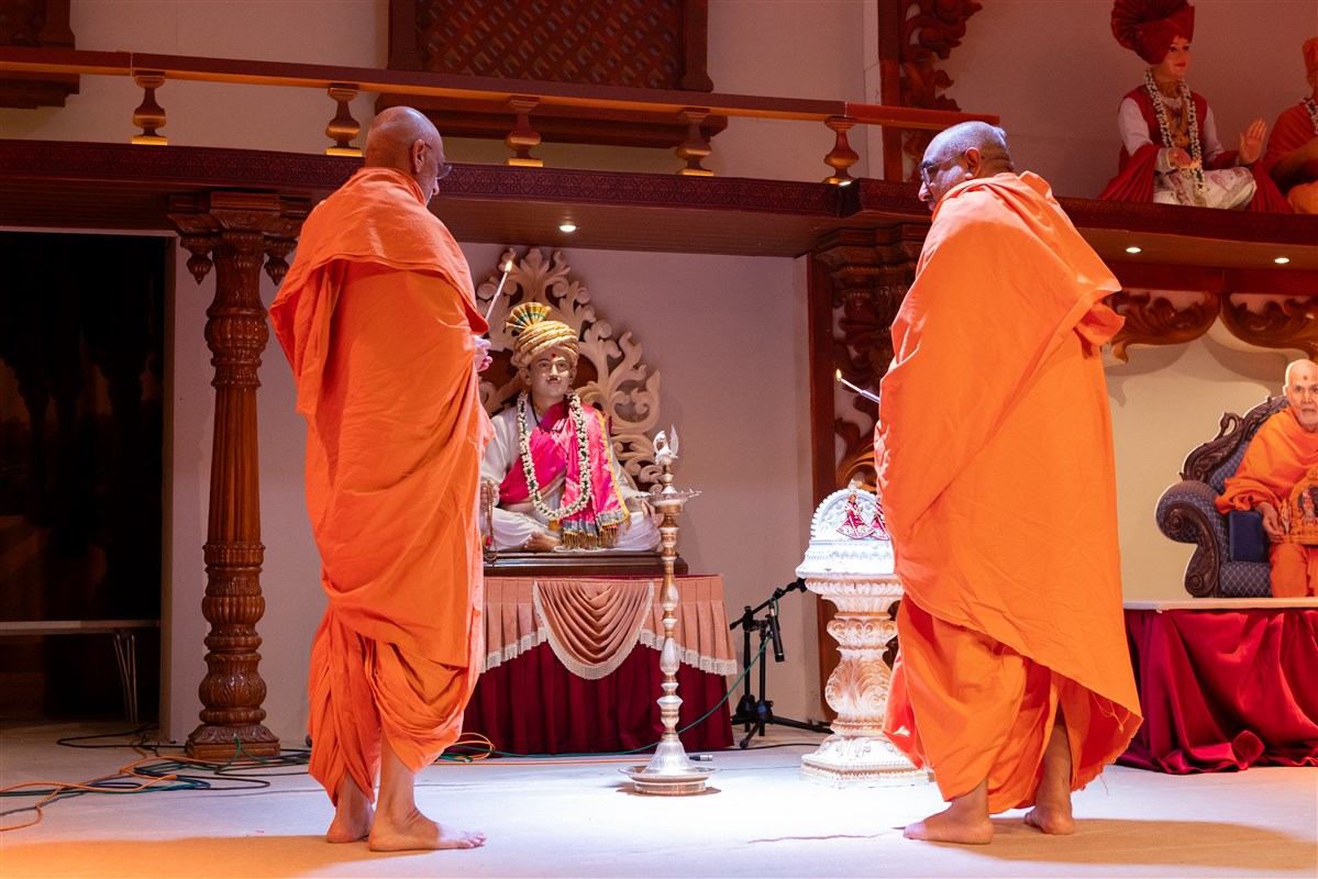 Pujya Swamis inaugurated the shibir with the deep pragatya