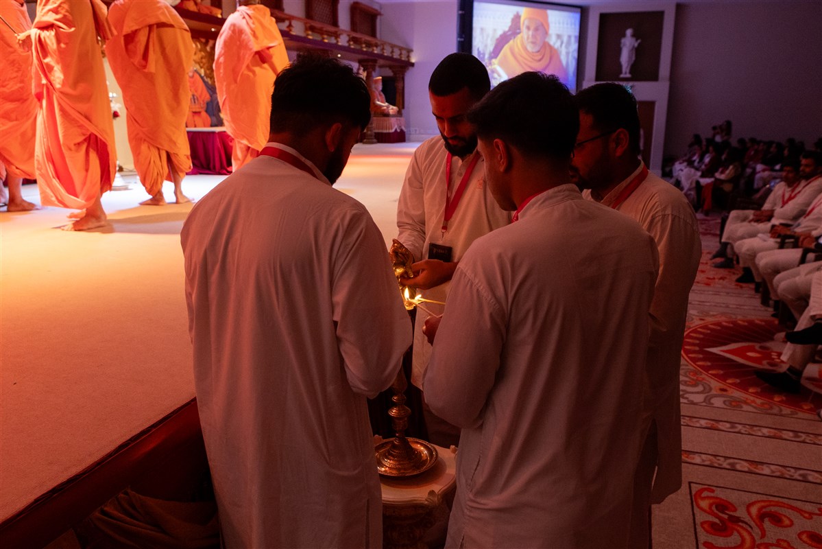 Yuvaks inaugurated the shibir with the deep pragatya