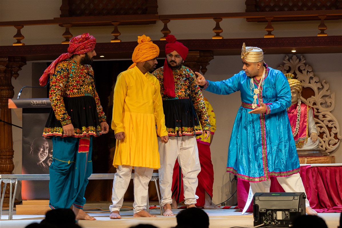 They highlighted the profound sadhuta of Gunatitanand Swami