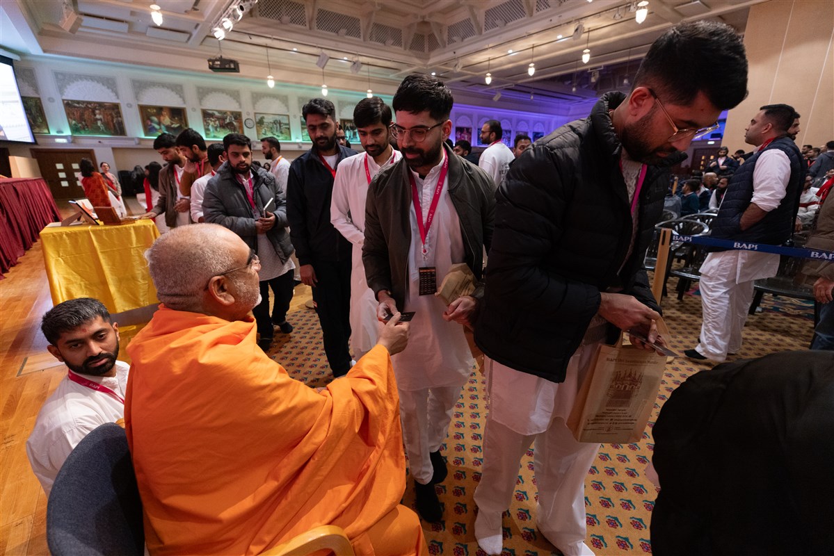 Delegates also received a small memento with Swamishri's message on sadhuta