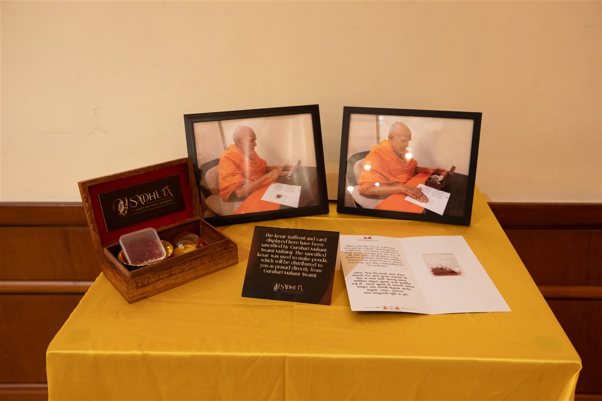 The items sanctified by Mahant Swami Maharaj were on display for the delegates to see