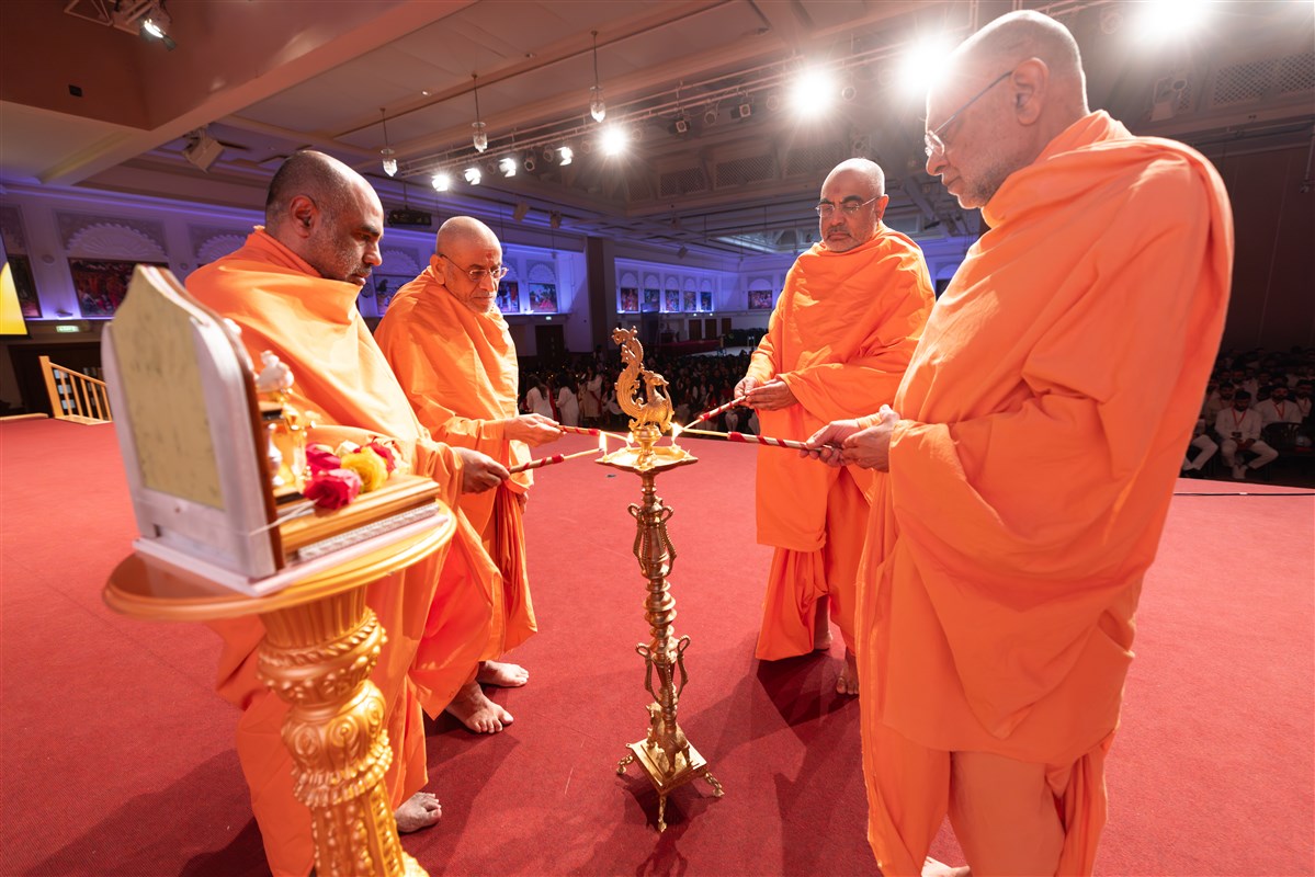 Pujya Swamis inaugurated the shibir with the deep pragatya