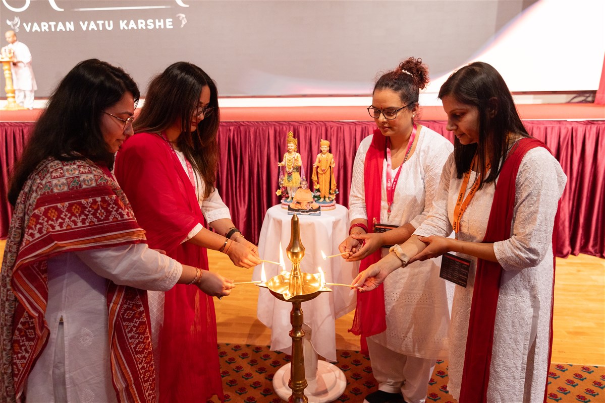 Yuvatis inaugurated the shibir with the deep pragatya