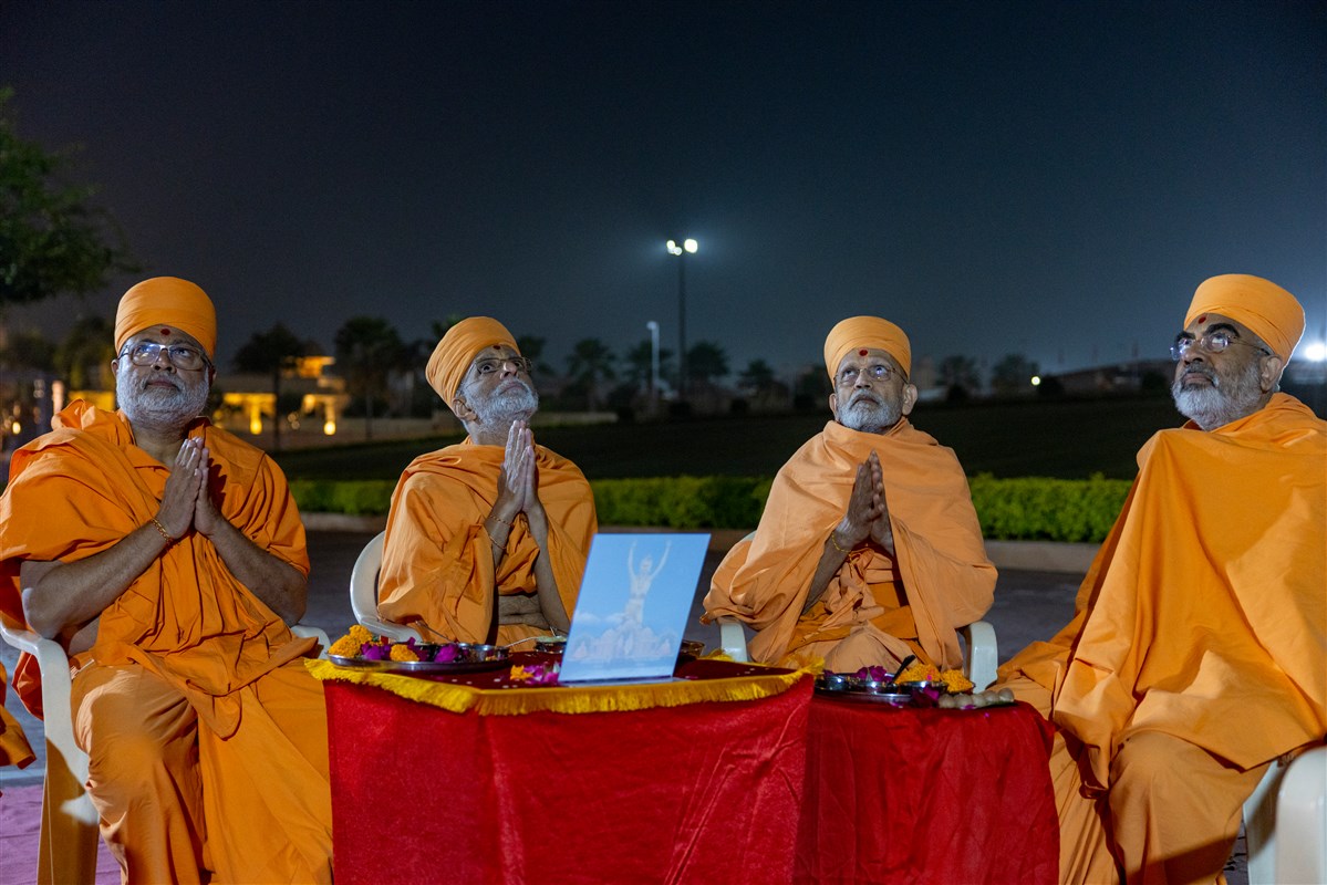 Swamis doing darshan of Tapomurti Shri Nilkanth Varni