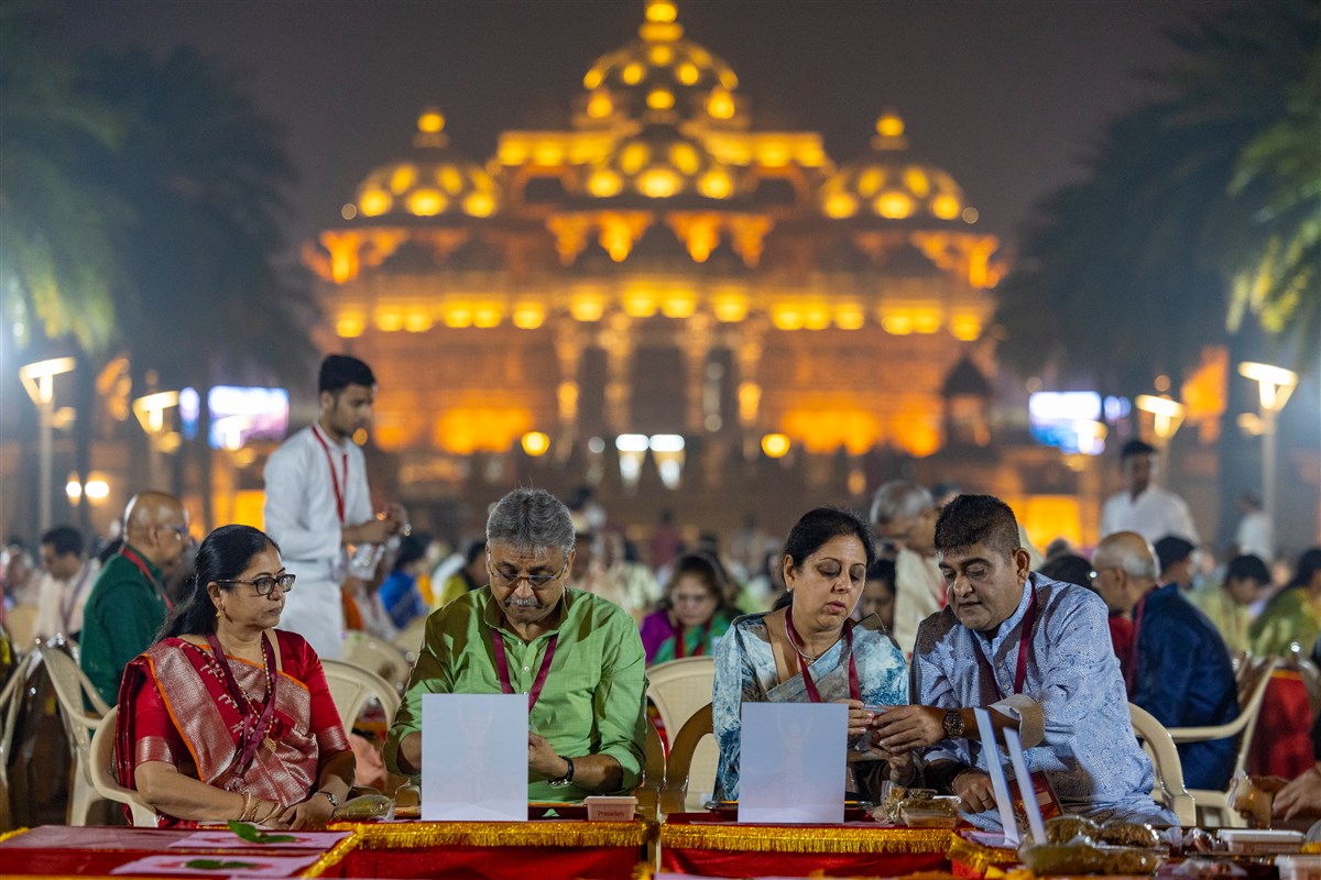 Devotees participate in the yagna rituals