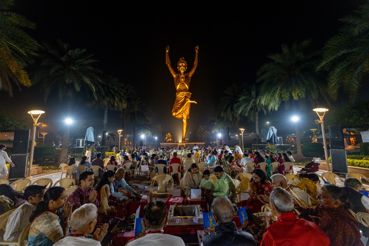 Devotees participate in the yagna rituals