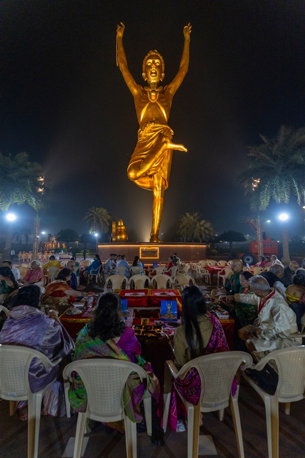 Devotees participate in the yagna rituals