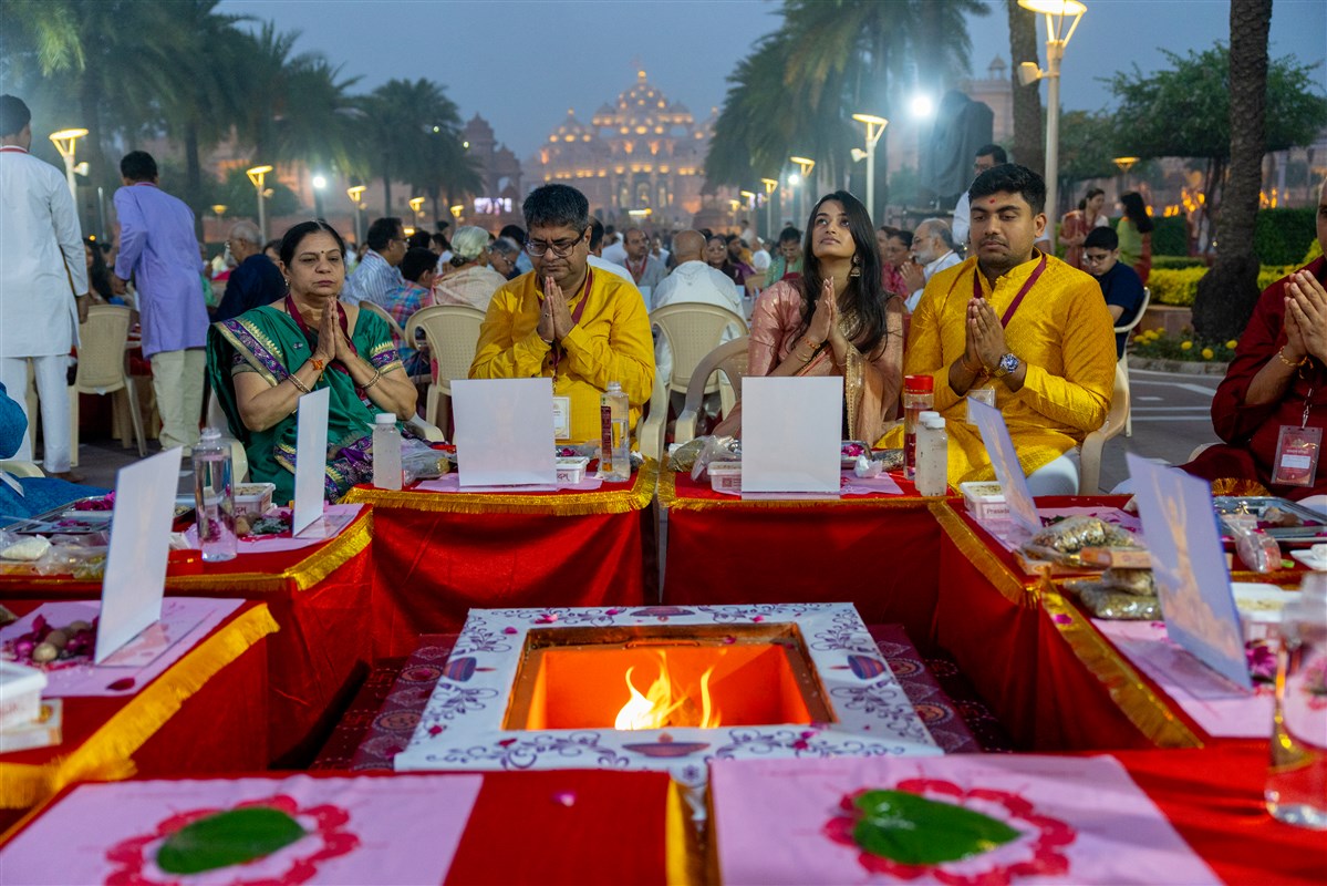 Devotees participate in the yagna rituals