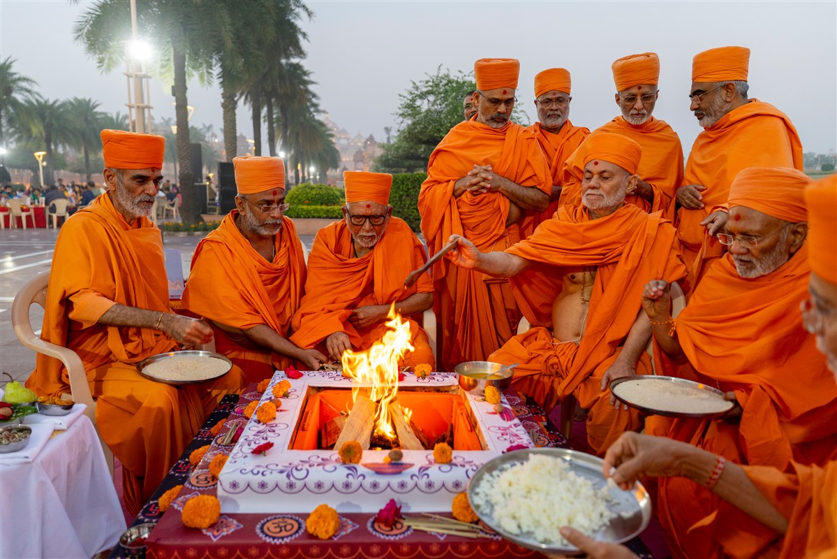 Pujya Bhaktipriya Swami (Kothari Swami), Pujya Viveksagar Swami and swamis perform the yagna rituals