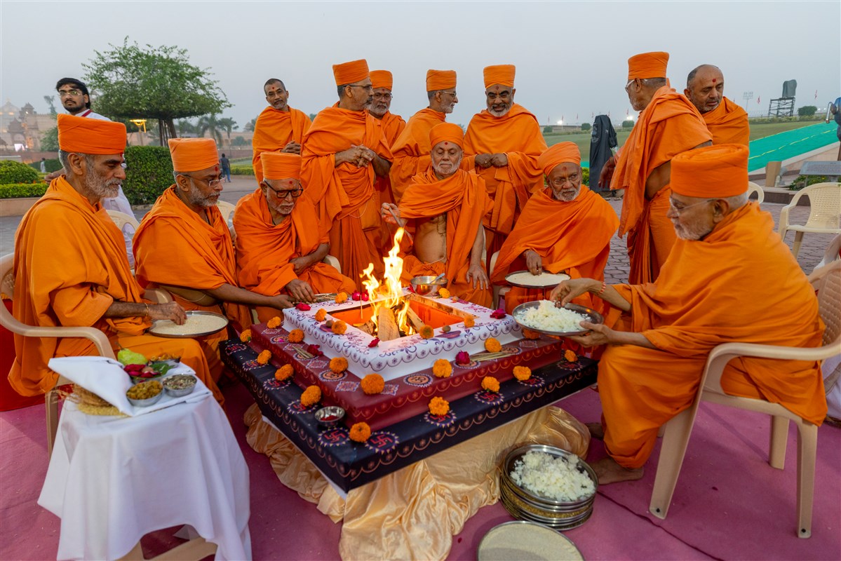 Pujya Kothari Swami, Pujya Viveksagar Swami and swamis perform the yagna rituals
