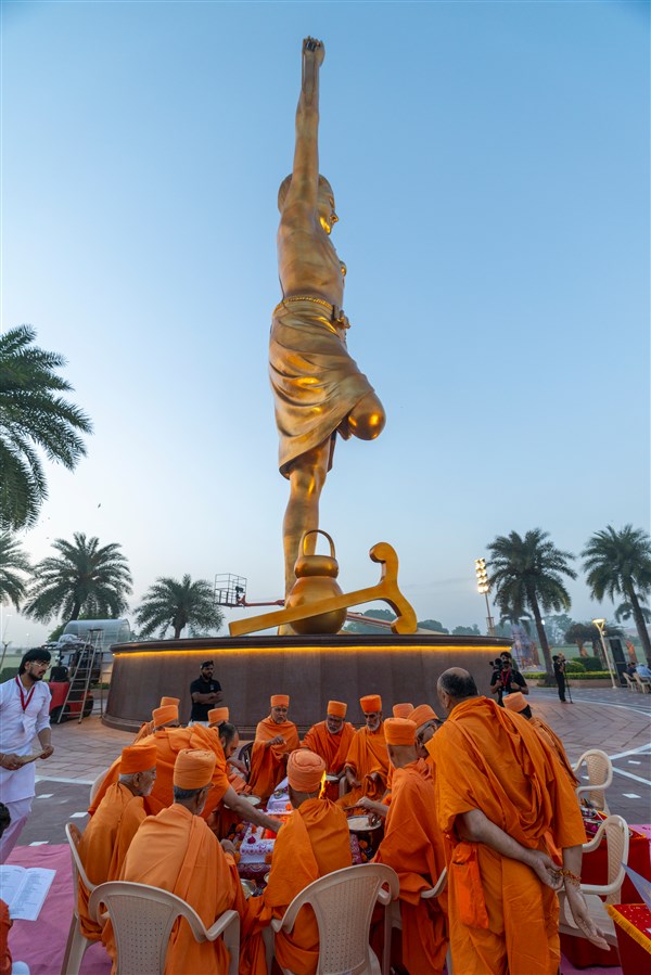 Swamis perform the yagna rituals