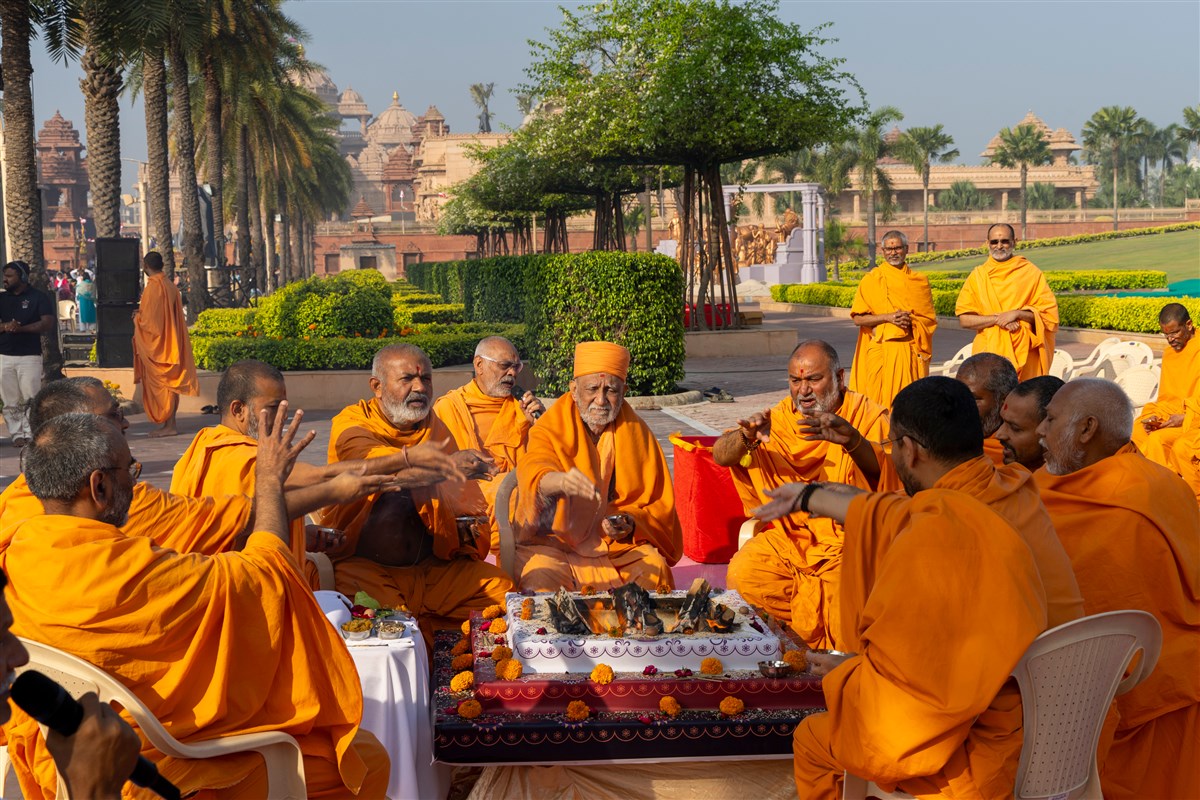 Swamis perform the yagna rituals
