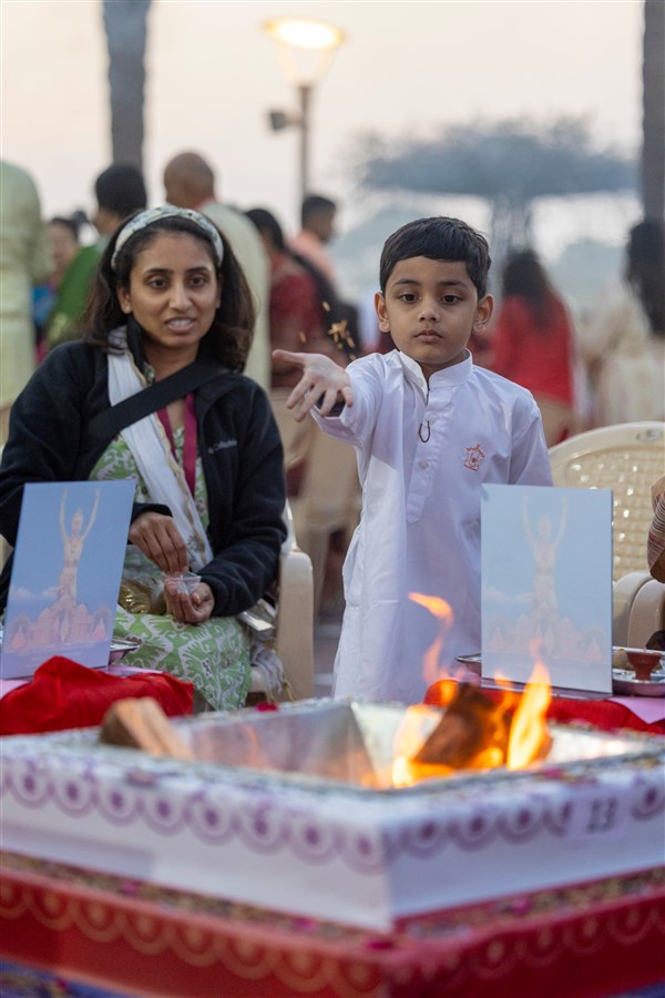 Devotees participate in the yagna rituals