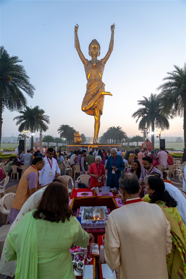 Devotees participate in the yagna rituals