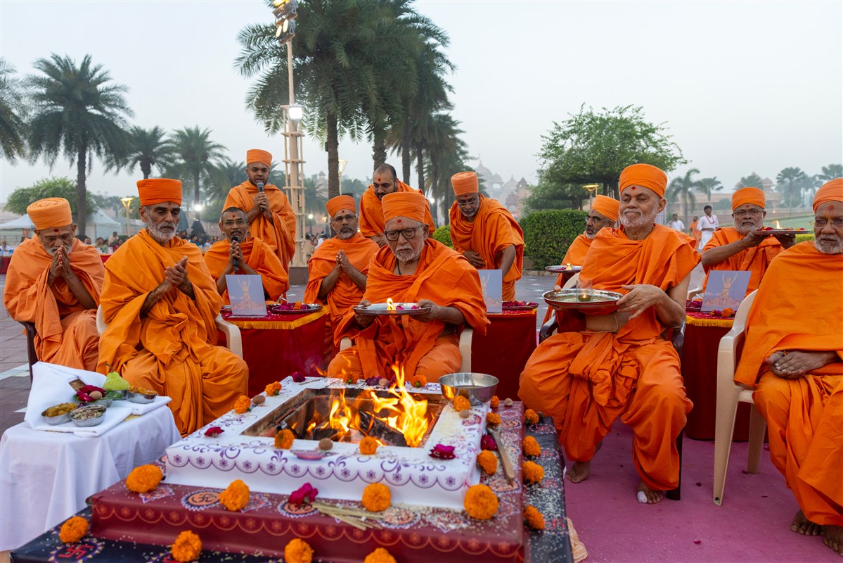 Pujya Kothari Swami, Pujya Viveksagar Swami and swamis perform the arti