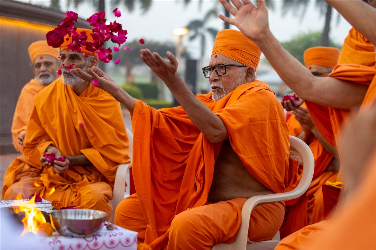 Pujya Kothari Swami and swamis offer mantra-pushpanjali