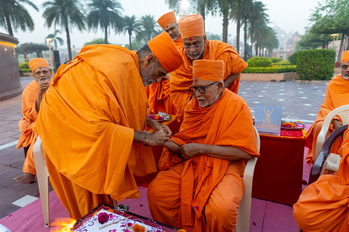 Anandswarup Swami ties a nadachhadi to Pujya Kothari Swami