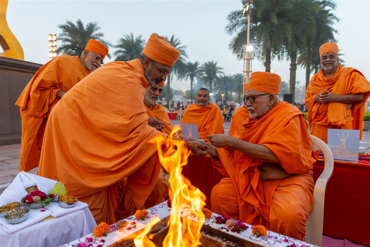 Pujya Kothari Swami ties a nadachhadi to Munivatsal Swami