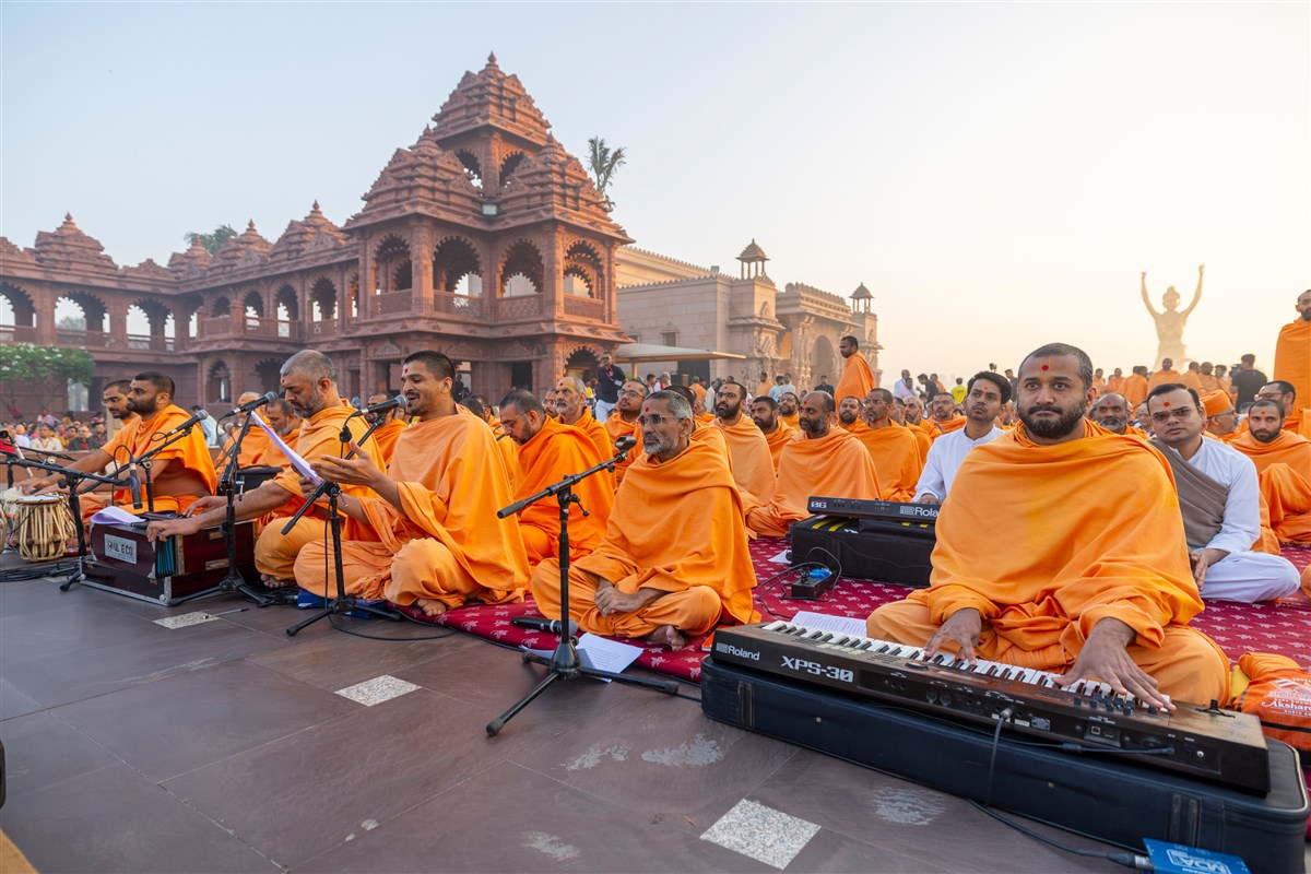 Swamis sing kirtans at the beginning of the assembly