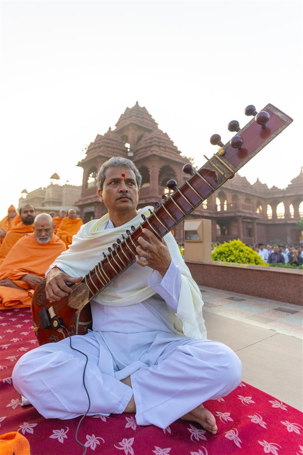 A devotee plays the sitar