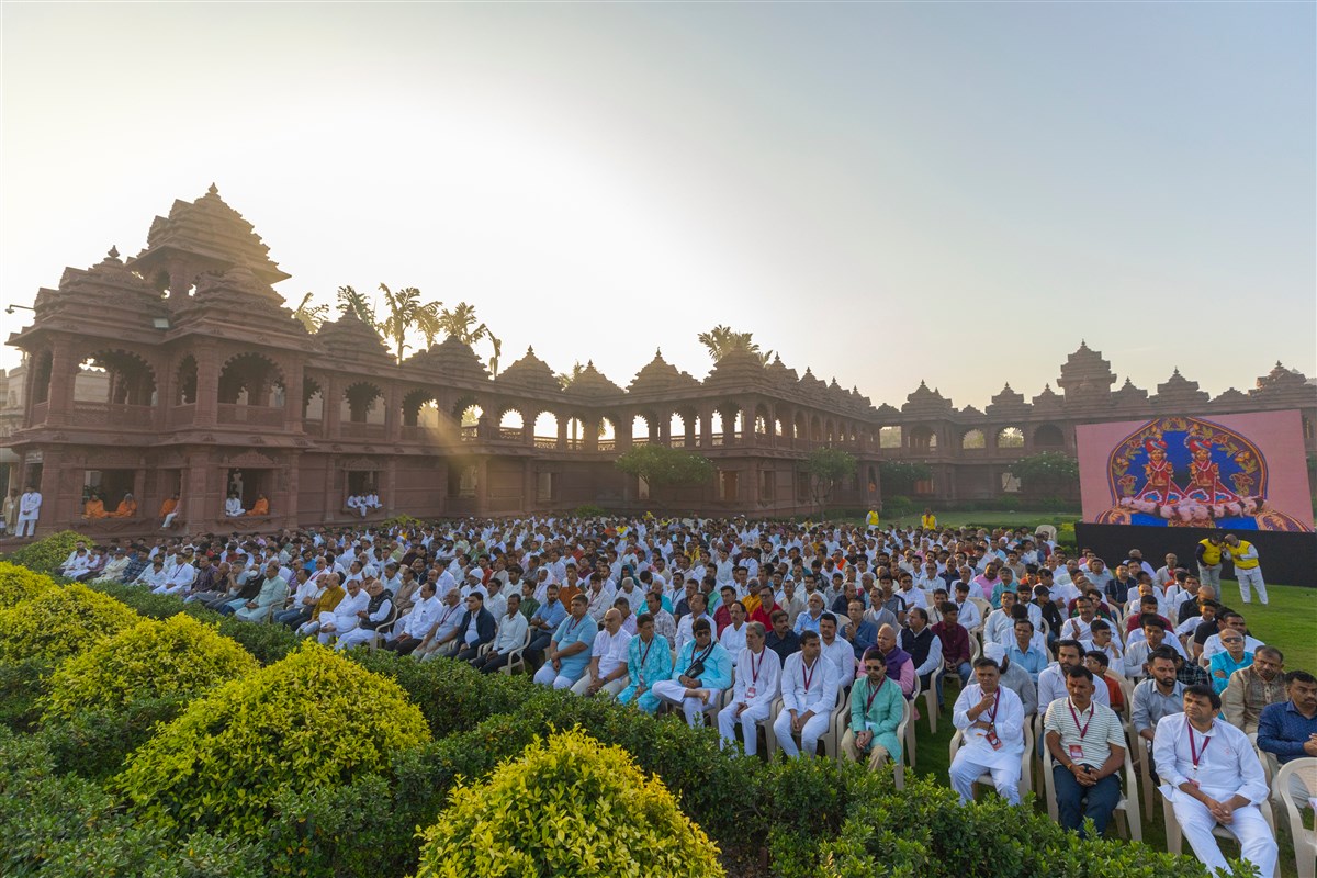 Devotees during the assembly
