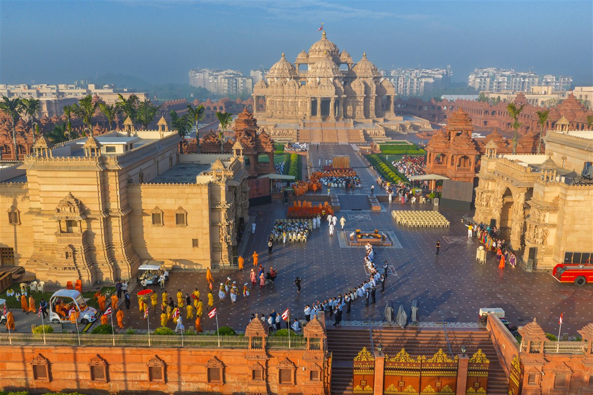 Swamishri arrives in the assembly