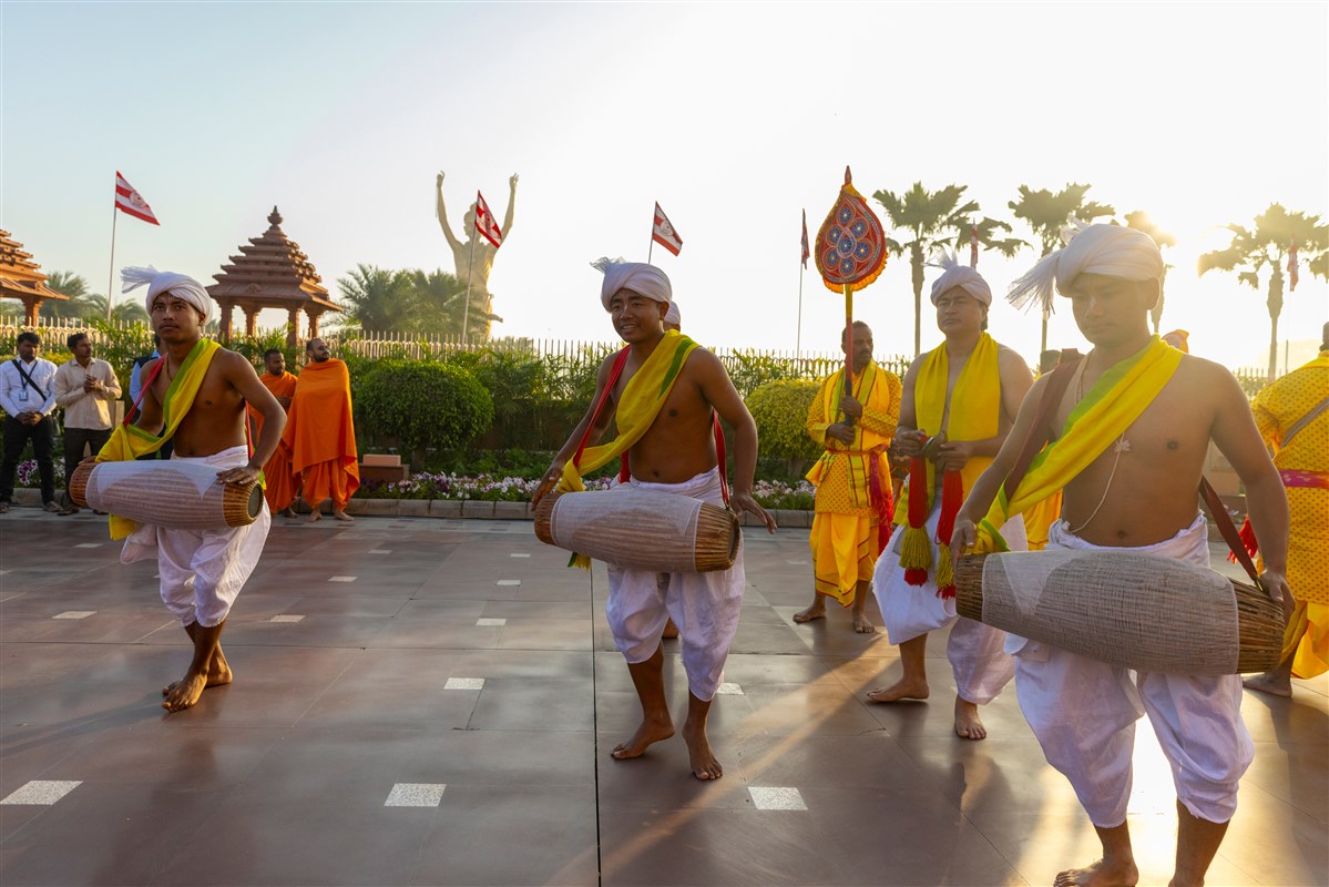 Yuvaks perform a traditional dance to welcome Swamishri