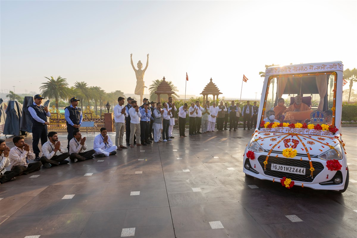 Devotees and volunteers doing darshan of Swamishri