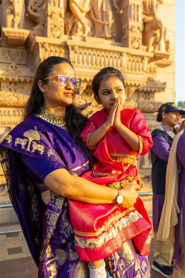 Devotees doing darshan of Swamishri